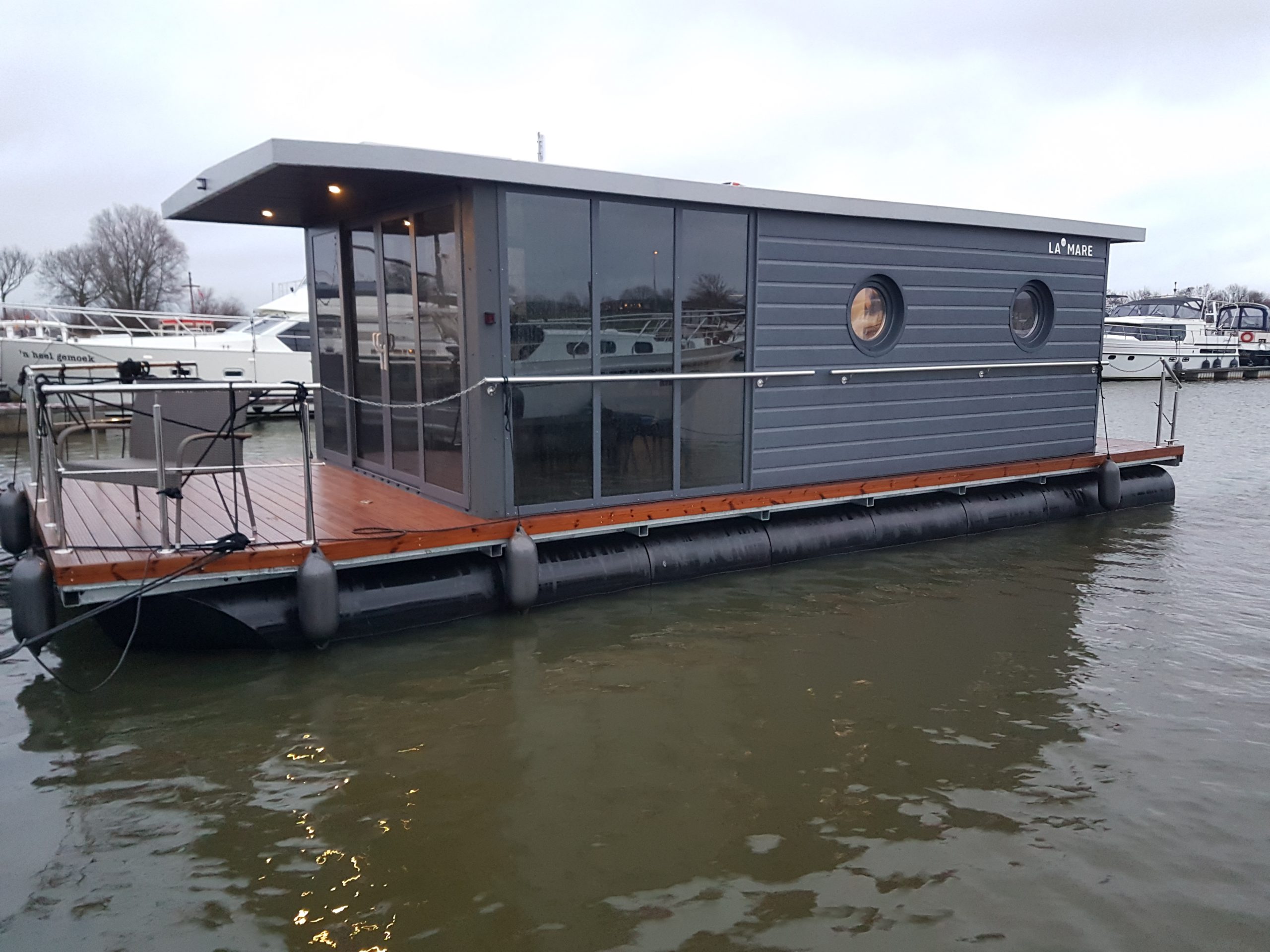 Houseboat Maxi