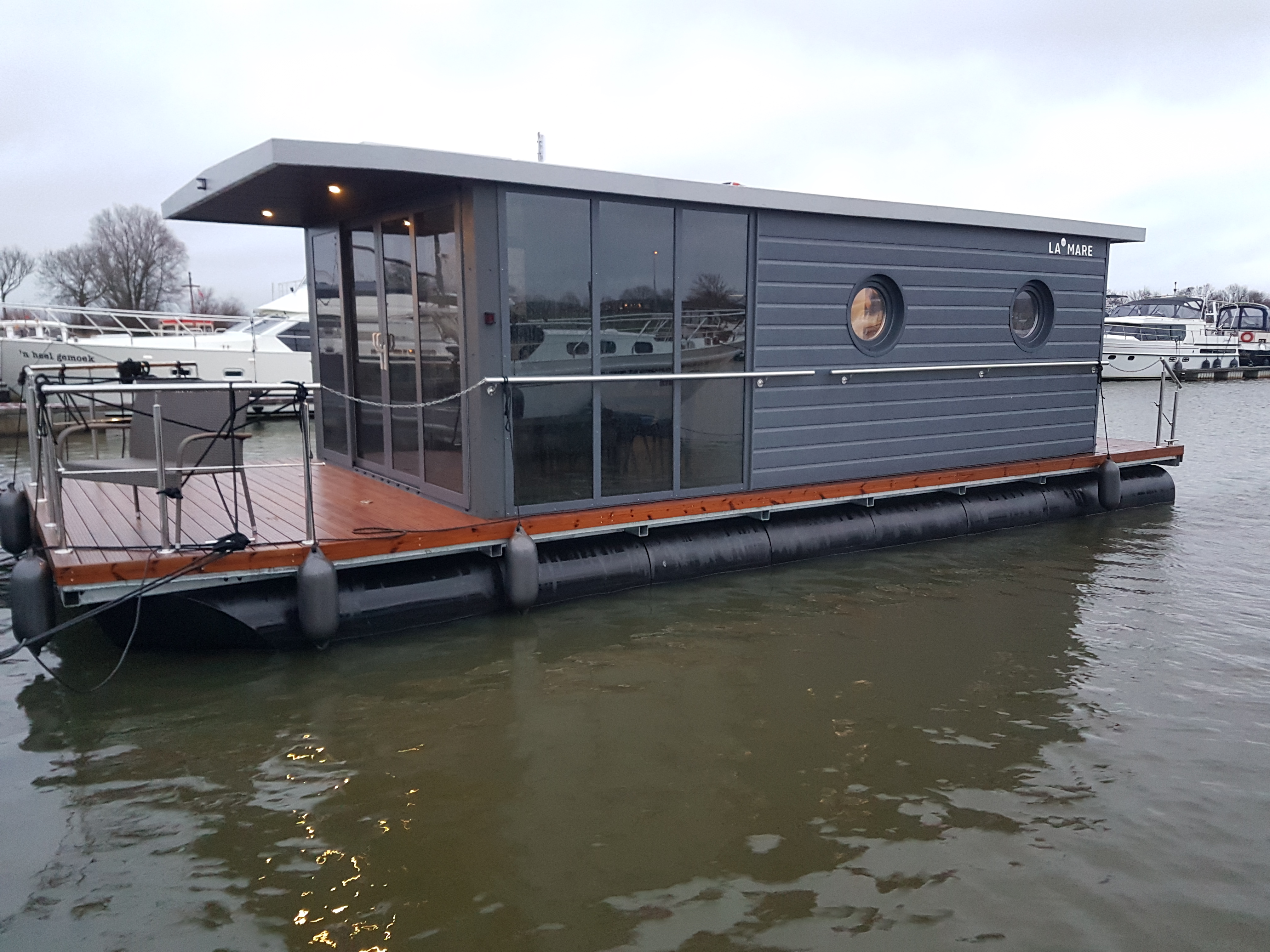 Houseboat Maxi